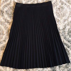 NY&Co. pleated skirt 💛